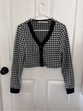 Liberty & Love Houndstooth Juniors Xtra Large shirt/Large skirt set